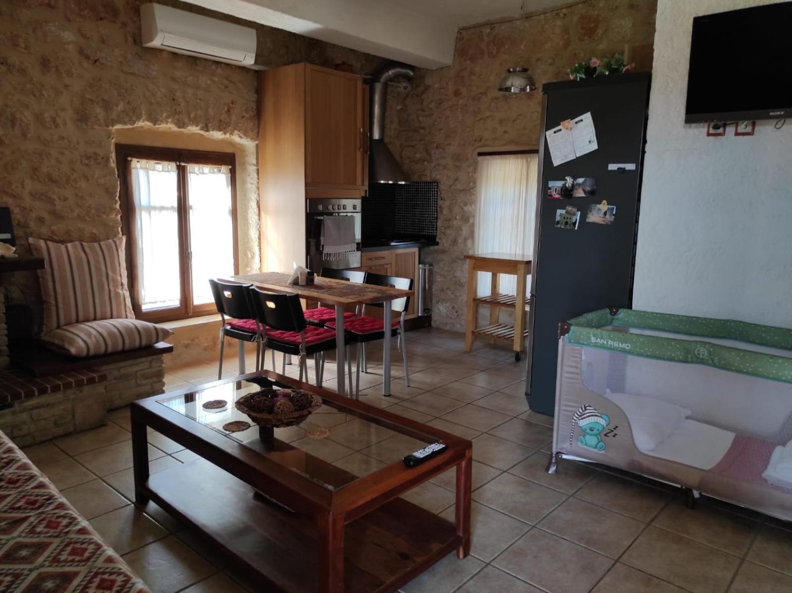 Niko'S Stone Guest House 플리트라 객실 사진